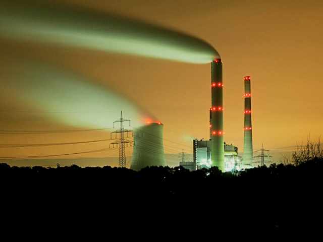 Kraftwerk Voerde am Rhein bei Nacht