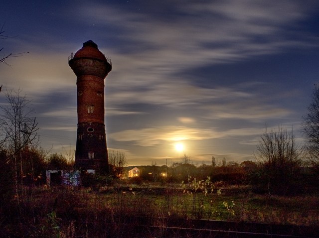 Wasserturm bei Mondaufgang