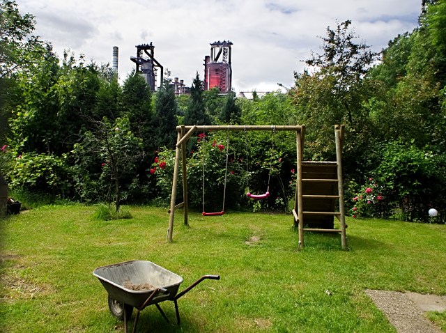 Schrebergarten vor Thyssenkrupp Hochofen 8 und 9