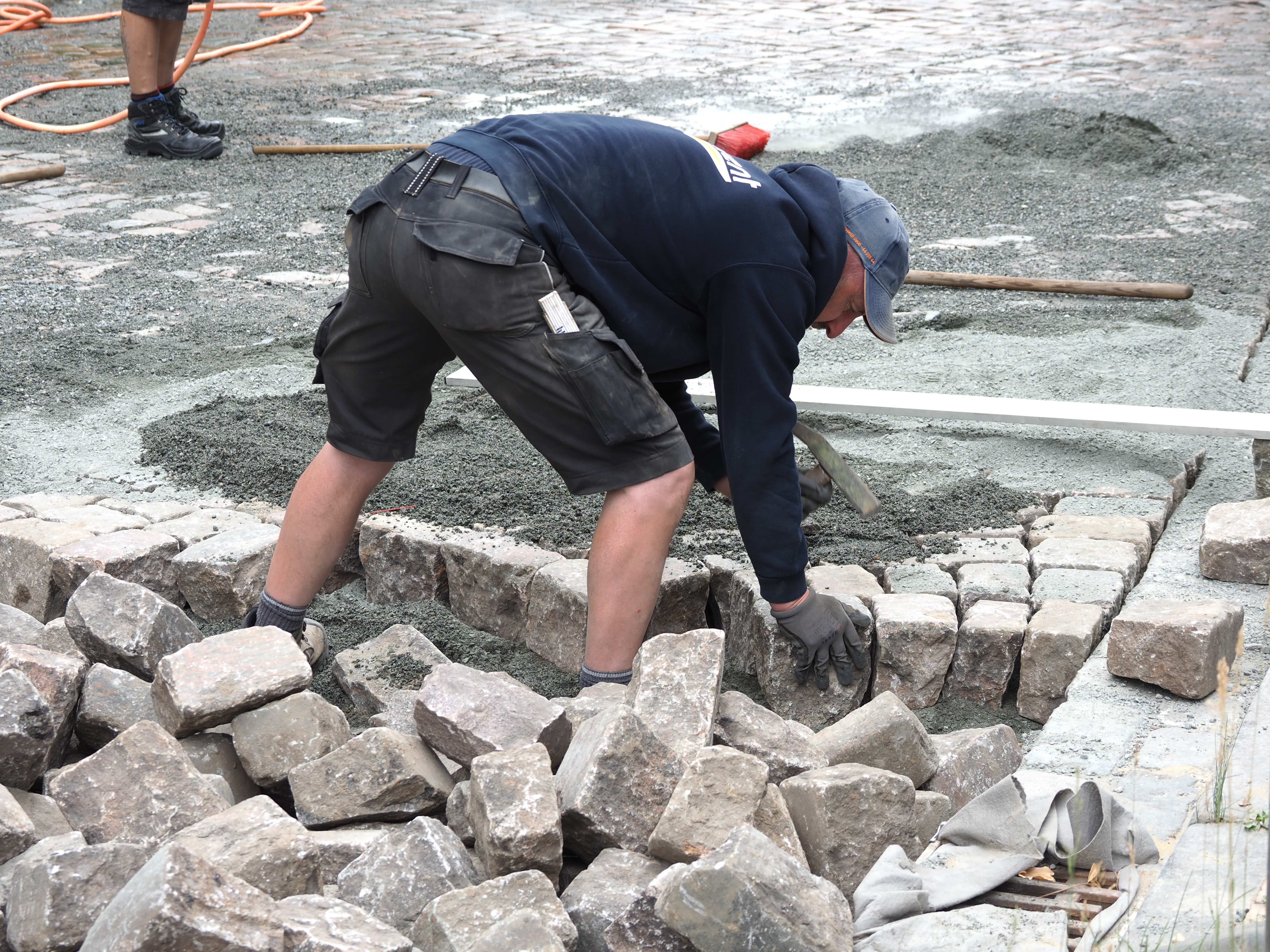 Der Stein muss ins Pflasterbild passen